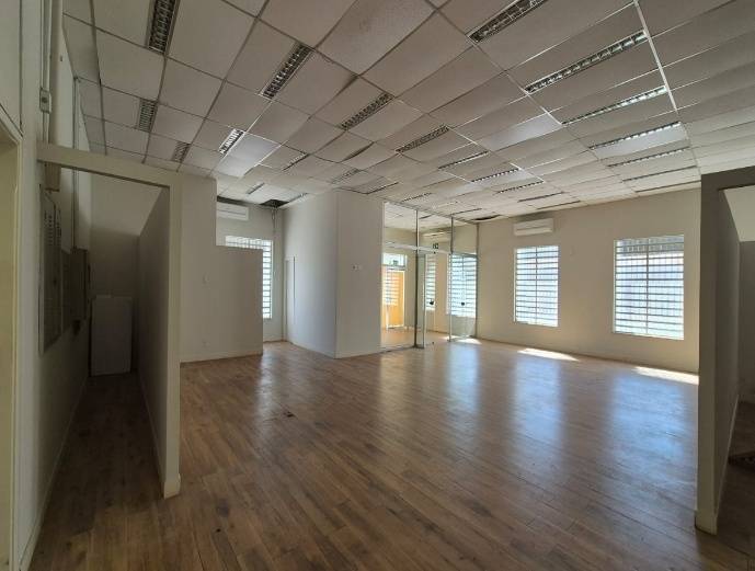 LOTE 13: Ex-agência, Padrão, 0 vaga(s) de garagem OSCAR BRESSANE SP, localizado em Oscar Bressane - SP, bairro Centro