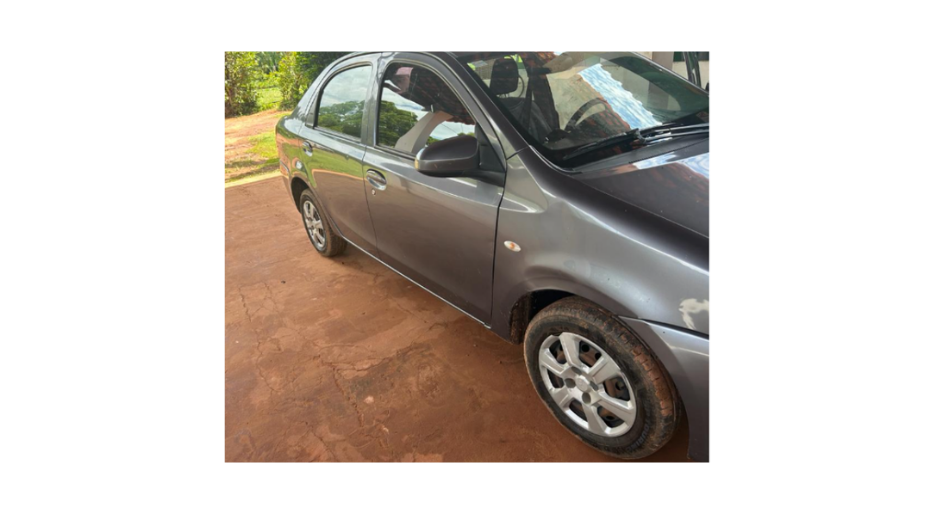 Toyota Etios SD X, ano 14/15 — foto 3 de 5